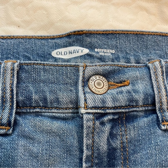 Old Navy Boyfriend Mid Rise Cut-Off Shorts Blue Jean Denim Distressed Size 6 - Picture 2 of 8